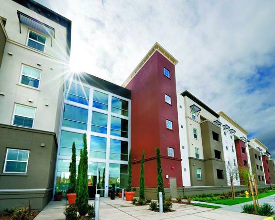Inviting 2 BR Apartment-Gym, Courtyard & BBQ Retreat