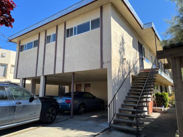 Quiet unit located in Central Berkeley