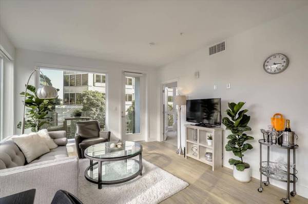 Luxury Studio Living! Walk to BART, Pet Spa & Rooftop Fun