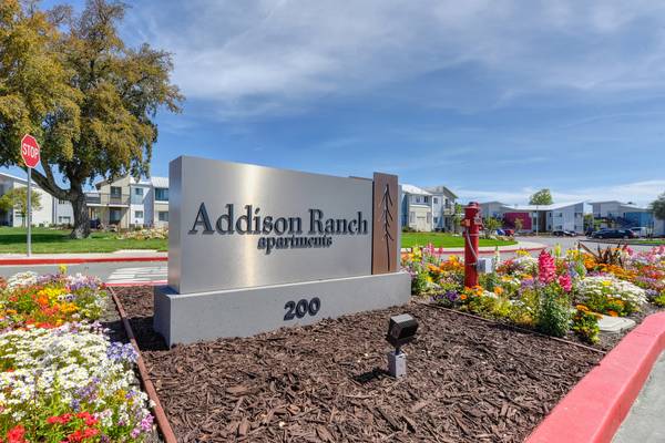 1 Bed 1Bath Parking included! LOOK & LEASE SPECIAL!!