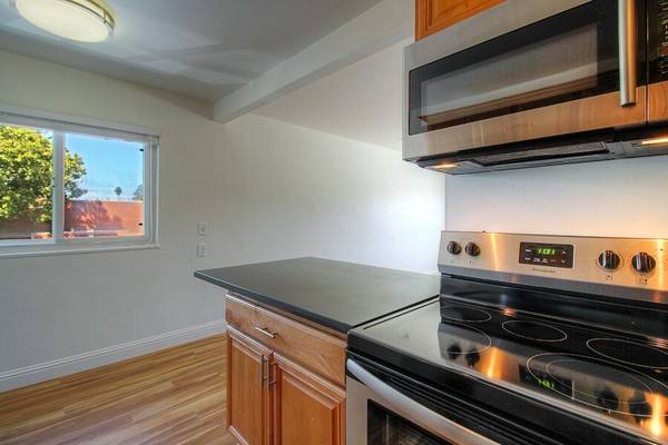 ✨ HUGE Upstairs 3BR/1BA! 1,100 SqFt + W/D + Carport – Available Now!