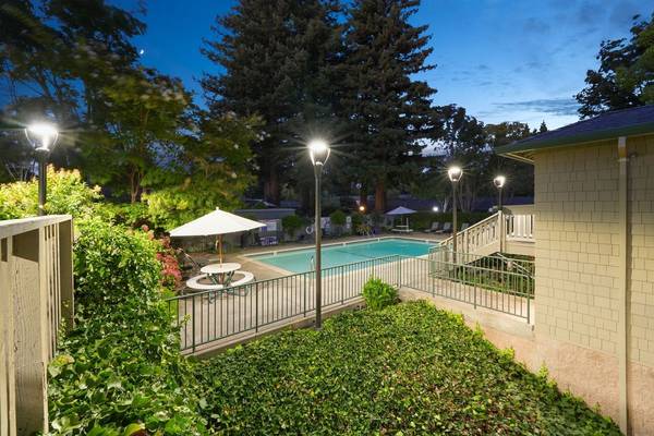 Washer & Dryer in Unit, Air Conditioning, direct access to Napa River