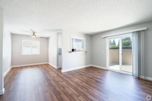 Dining Room, Sundeck, Vinyl Flooring, Office
