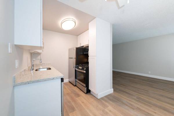 Captivating 2 BR with Pool & Fitness Center - Limited Availabil
