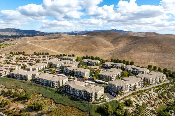 Top-Floor 2BR w/ Spacious Living & Gorgeous Natural Light
