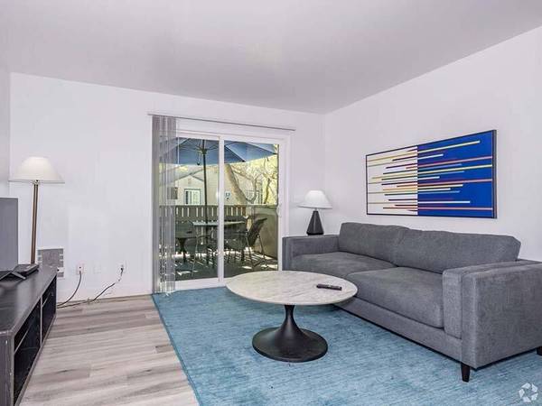 Captivating 2 BR Retreat-Luxury Amenities, Coastal Living!