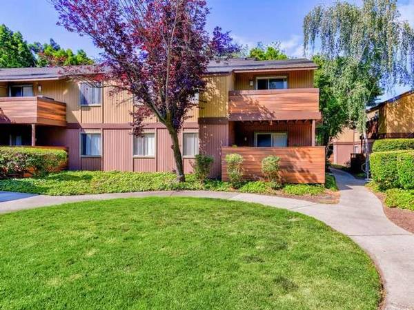 Hidden Gem! 1 BR & 1 BR with Patios, Vinyl Plank Floors
