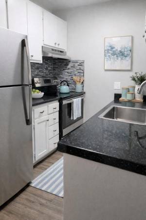 Impeccable 1 BR-Walk-In Closets, Air Conditioning & Poolside Fun