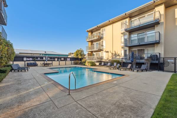 1BD 1BA, On-Site Management, Plush Carpeting Tile